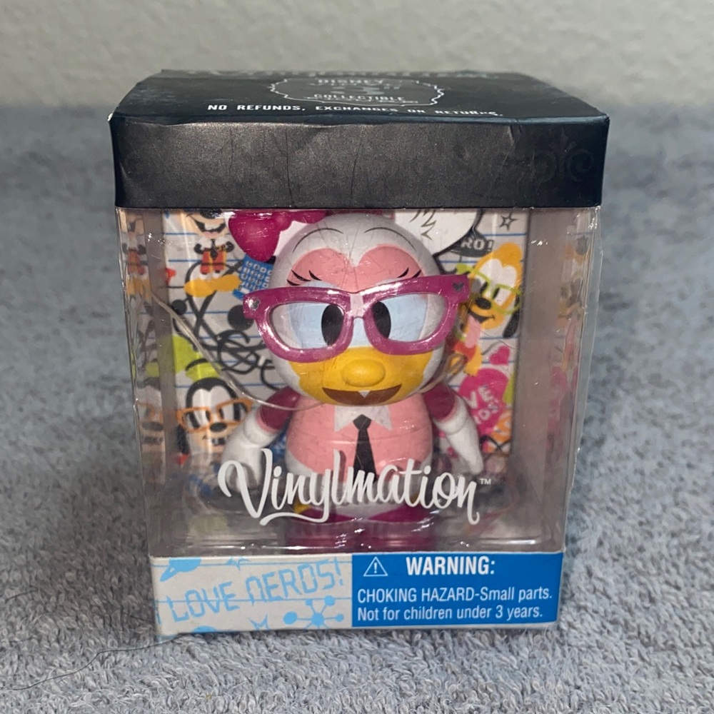 🌵 NWT Retired Disney Vinylmation Daisy from the "Nerds" series!